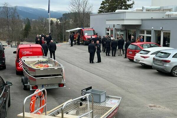 Hochwasserrettungsboote und die Drohnengruppe vor der Halle