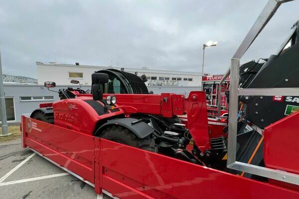 Teleskoplader auf einem Abrollbehlter (fba)