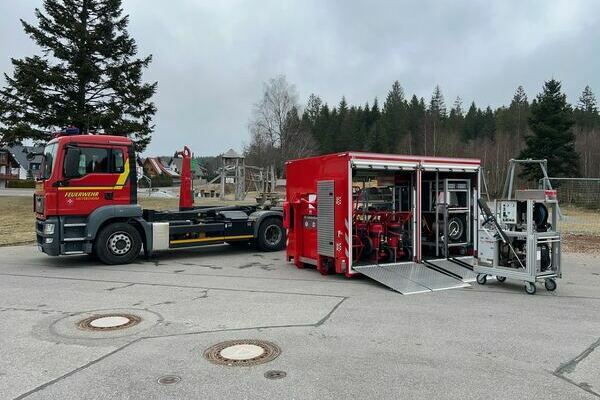 Wechsellader und Abrollbehlter Sonderlschmittel (Heitersheim)